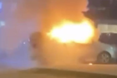 Bursa'da araç alev aldı, esnaf yangın tüpleriyle koştu