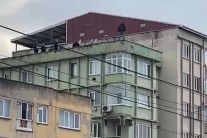 Bursa'da saatlerce çatıdan kendisini sarkıttı, polis zor ikna etti