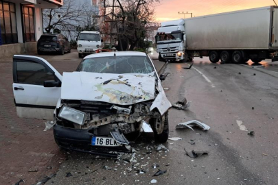 Bursa'da karşı şeride geçen tır, otomobille kafa kafaya çarpıştı