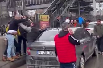 Bursa'da kaza sonrası sürücüler birbirine girdi