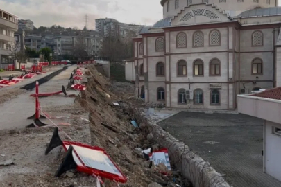 Bursa'da çöken duvar yolu da camiyi de kapattı