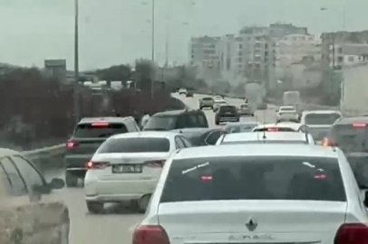 Bursa'da ters yöne giren araç trafiği kilitledi