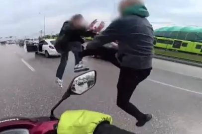 Bursa trafiğinde uçan tekmeli kavga