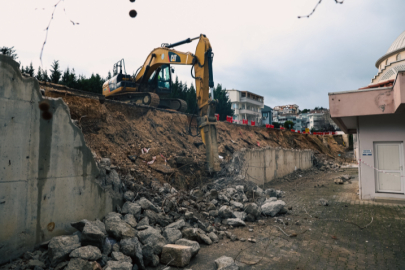 Nilüfer'de çöken istinat duvarı yenileniyor