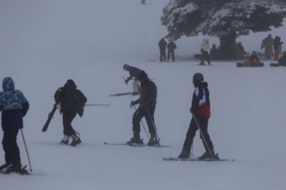 Uludağ'da sis ve soğuğa rağmen yoğunluk sürüyor