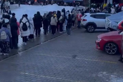 Uludağ'da teleferik kuyruğu metrelerce uzadı