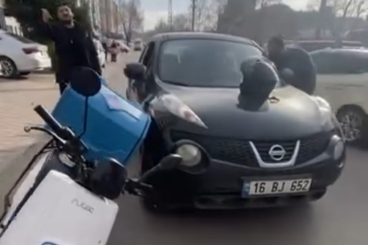 Otomobil sürücüsü ile motosikletli kurye arasındaki gerginlik kamerada