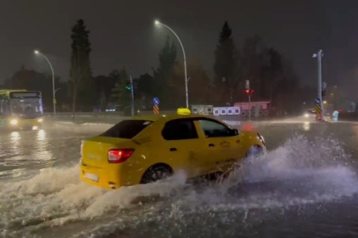Bursa'da sağanak sonrası rögarlar taştı, cadde göle döndü