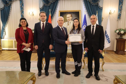 Örnek güvenlik görevlisine Başkan Bozbey'den tebrik