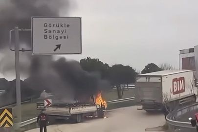 Bursa'da seyir halindeki kamyonet alev alev yandı