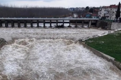 Kar ve yağmurların ardından, Mustafakemalpaşa Çayı coştu