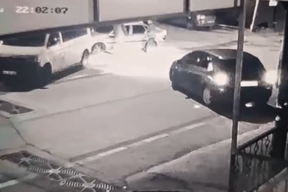 Bursa'da 2 kişinin ağır yaralandığı silahlı saldırı kamerada