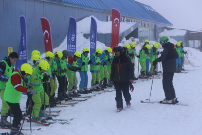 Hayatında ilk kez Uludağ'a çıktılar: "1000 Çocuk Kayak" projesiyle yüzlerce öğrenci karla buluştu