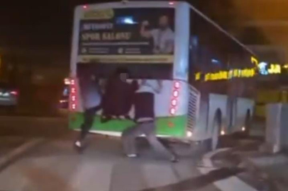 Otobüsün arkasına tutunan çocuklar yürekleri ağza getirdi