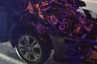 Bursa'da temizlik aracına çarpan otomobil hurdaya döndü