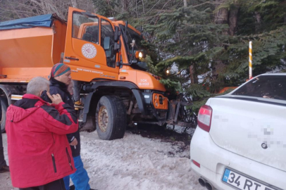 Uludağ yolunda kar küreme aracı otomobille çarpıştı: 2 yaralı