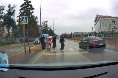 Bursa'da yayalara yol vermeyen otomobil öğrencileri tehlikeye attı