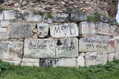 İznik'te 2 bin yıllık surlara sprey boya ile yazılan yazılar tepki çekti