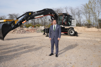 Yenişehir’de okul karşısındaki metruk bina yıkıldı