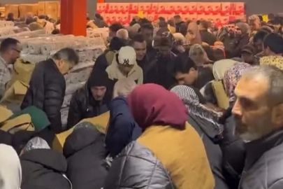 Bursa'da 100 TL’lik indirim izdihamı: Birbirlerini ezdiler