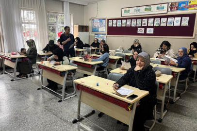 Bursa'da ilkokulda veliler kitap okuma yarışmasında ter döktü