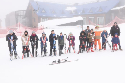 Osmangazi Belediyesi’nden çocuklara Uludağ’da kayak sürprizi