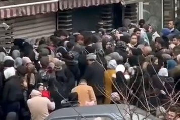 Bursa'da indirimi duyan erkekler de koştu