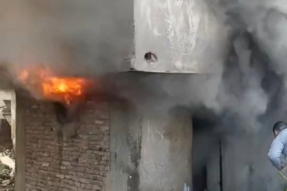 Bursa'da metruk bina alev alev yandı