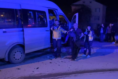 Bursa'da otomobil ile minibüs çarpıştı: 9 yaralı