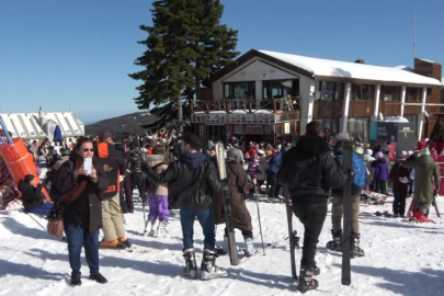 Uludağ'da güneşli hafta sonu: Zirve tatilcilerle doldu