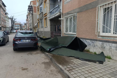 Bursa'daki lodos çatıları uçurdu