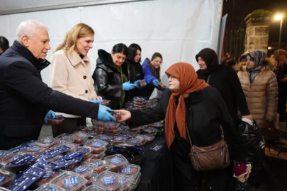 Başkan Bozbey’den ilk teravih sonrası Ulu Cami’de tatlı ikramı
