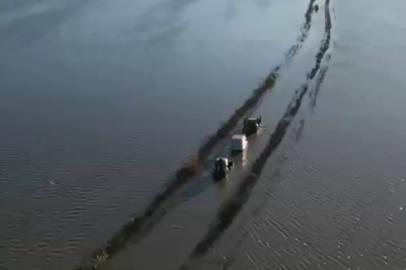 Karacabey'de dere taştı, yol sular altında kaldı