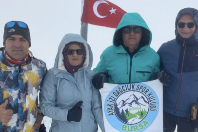 Uludağ’ın zirvesindeki donmuş Türk Bayrağını dağcılar değiştirdi