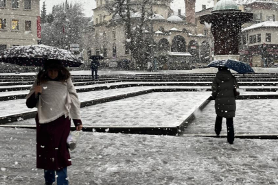 Bursa'da şehir merkezinde kar sürpriiz...