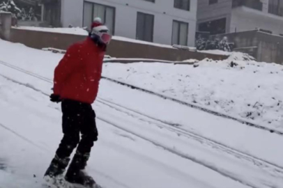 Bursa'da yağan karı fırsat bilen vatandaş şehir merkezinde kayak yaptı