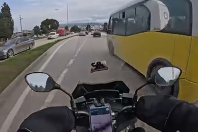 Bursa’da otobüs motosikletlinin önüne kırdı