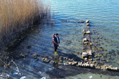 İznik Gölü'nde sular çekildi...Bir tarihi eser günyüzüne çıktı