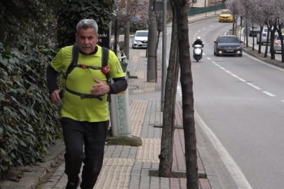 Bursa'da 66 yaşındaki esnaf, oruçlu halde trafiğe takılmamak için iftara koşuyor