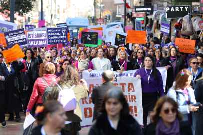 Bursa'da kadınlar 8 Mart'ta eşitlik ve dayanışma için yürüdü