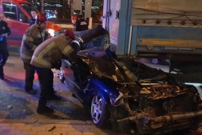 Bursa'da otomobil tırın altına girdi: Sürücü ağır yaralandı