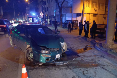 Bursa'da kontrolden çıkan otomobil direğe çarptı: 3 yaralı