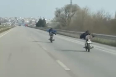 Bursa'da motor üstünde yatarak tehlikeli yolculuk