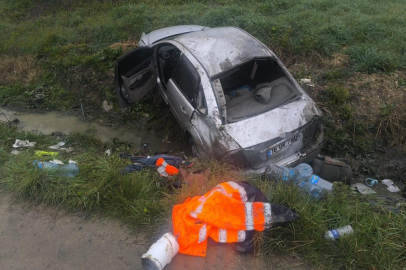 Bursa'da taklalar atan otomobil tarlaya uçtu: 3 yaralı