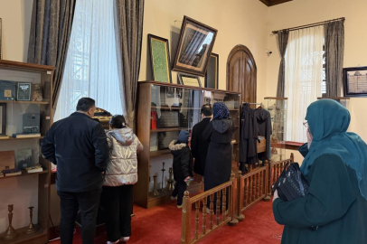 Emirsultan Türbesin’deki sakal-ı şerife ziyaretçi akını