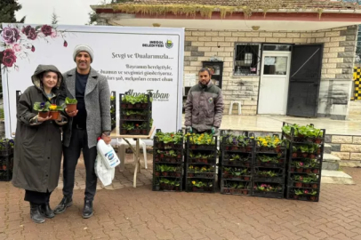 İnegöl’de bayram öncesi mezarlıklar çiçek bahçesine büründü