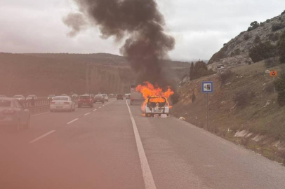 Seyir halindeki araç bir anda alev aldı