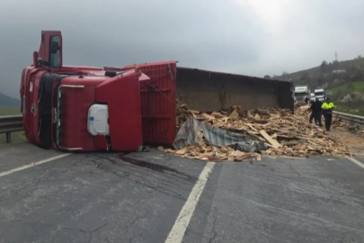 Bursa'da devrilen TIR, yolu ulaşıma kapattı