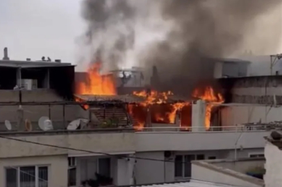 Bursa'da binanın çatısı alevlere teslim oldu