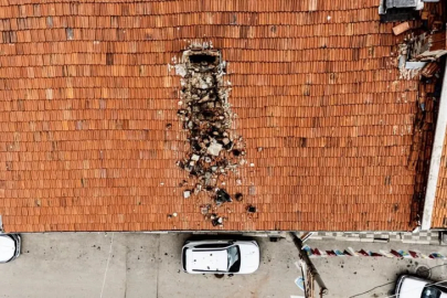 Bursa'da çürüyen baca otomobilin üzerine yıkıldı